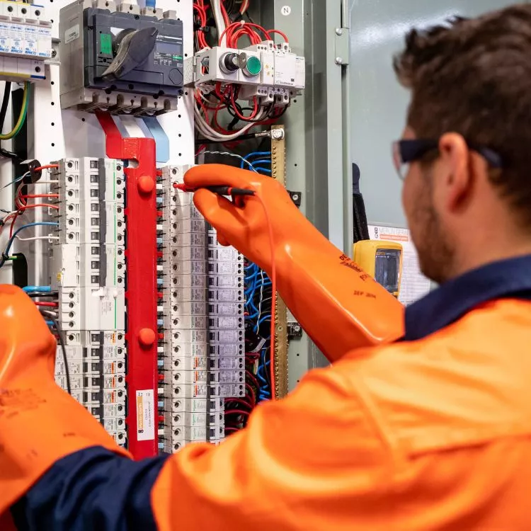 كهربائي محترف يقدم خدمة كهربائية للمنازل في الرياض