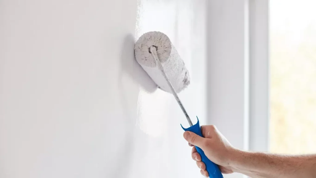 فريق خدمة طلاء المنازل في شمال الرياض مع أدوات متقدمة ونتائج رائعة